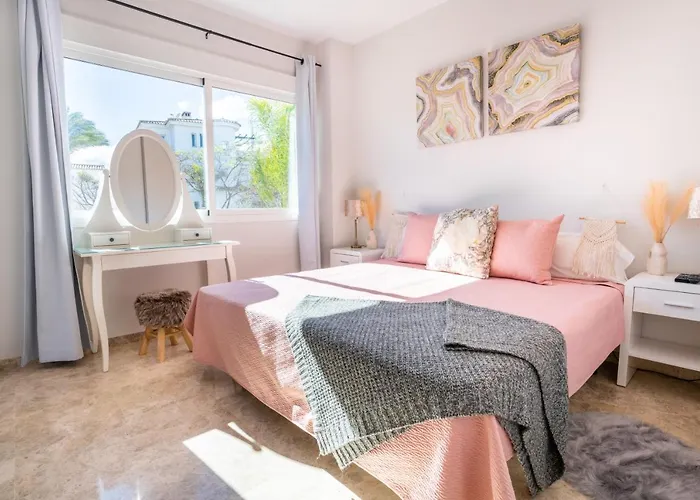 2Bdr Penthouse, Los Naranjos, W/Pool, 2Km P.Banus