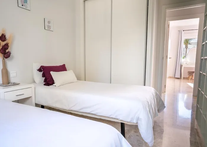 2Bdr Penthouse, Los Naranjos, W/Pool, 2Km P.Banus
